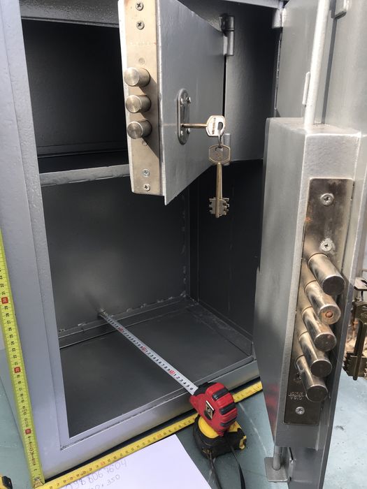 Сейф металевий,новий