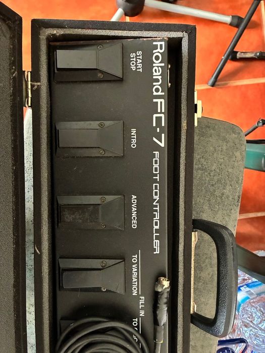 Pedaleira Roland FC-7 com case à medida.