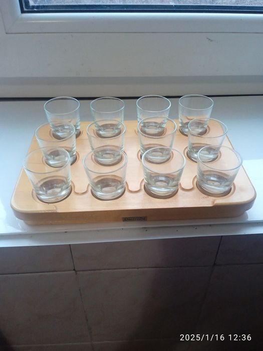 Набір. Маленькі чарочки на дерев'яній таці.