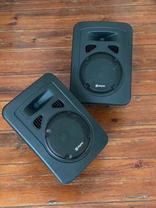 300W x 2 skytec active speakers PA