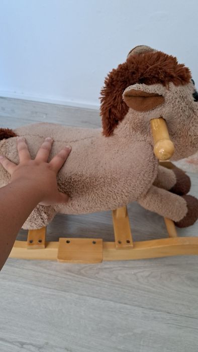 Cavalo baloiço criança