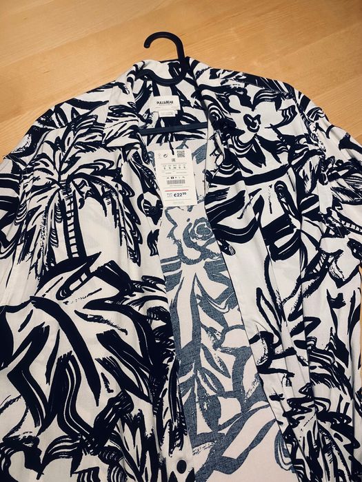 Camisa PULL & BEAR de manga curta branca com folhas