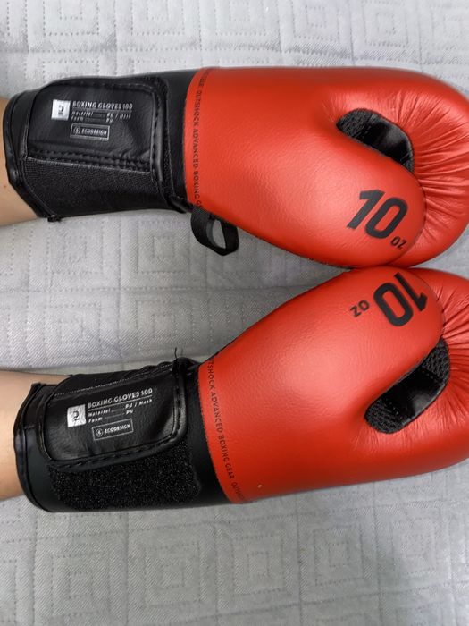 Saco de boxe com luvas