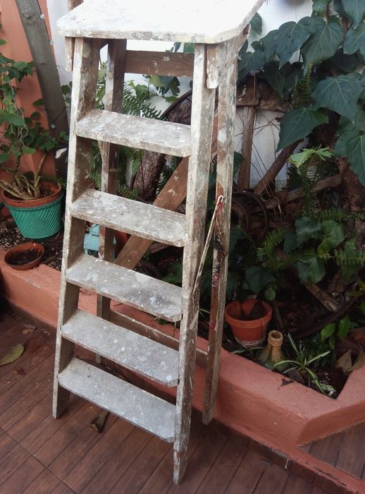 Escadote de madeira antigo