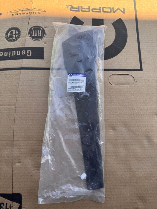 Listwa ozdobna paki dół prawy przód paka 6.4 longbett RAM 1500   68349570AA