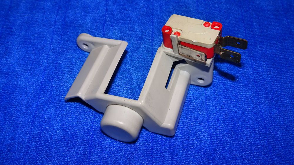 Mikroprzełącznik z obudową do ekspresu Jura Impressa E75.