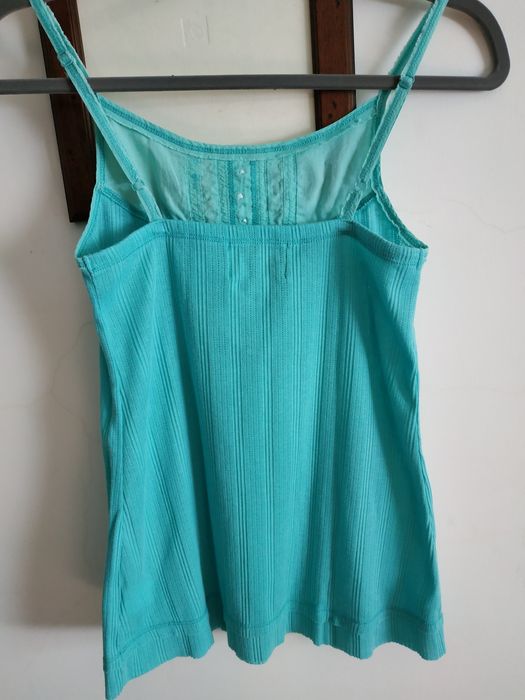 Casaco malha azul turquesa e top alças