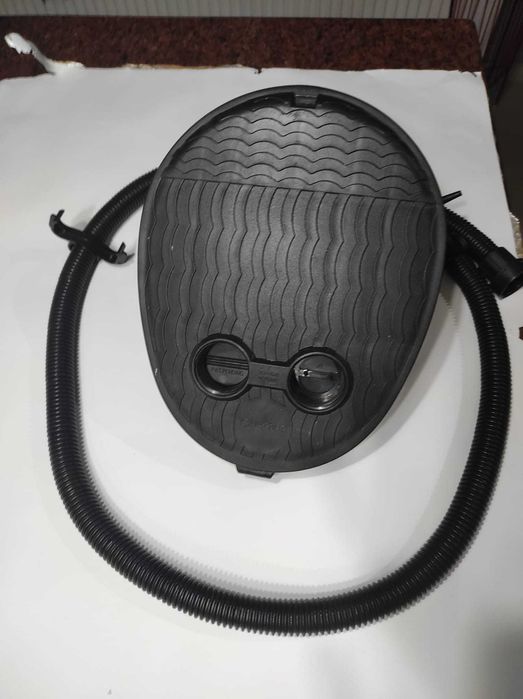 Pompka nożna kempingowa.