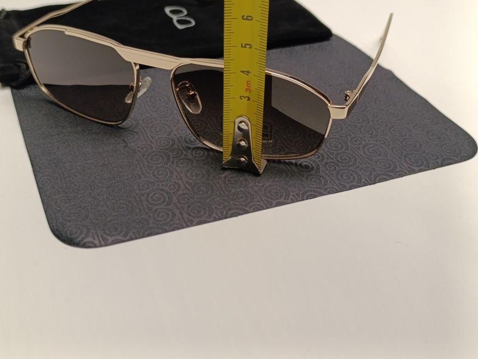 Photochromic Gold Metal