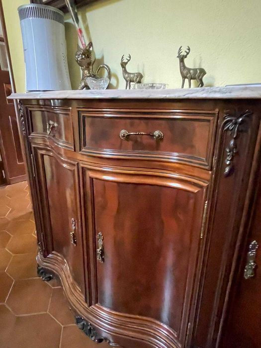 Sapateira clássica em madeira com tampo em mármore – elegante