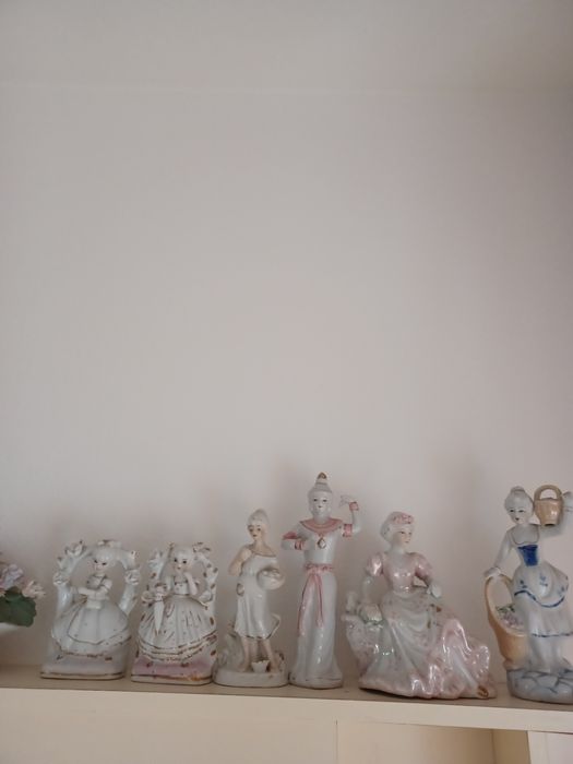 Conjunto de  6 bonecos em loiça para decoração