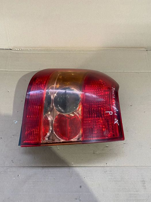 LAMPA PRAWA TYŁ W BŁOTNIK TOYOTA COROLLA E12 HB LIFT FL