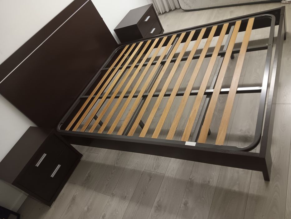 Vendo cama (JOM)  de casal+estrado+ 2 com mesinhas de cabeçeira