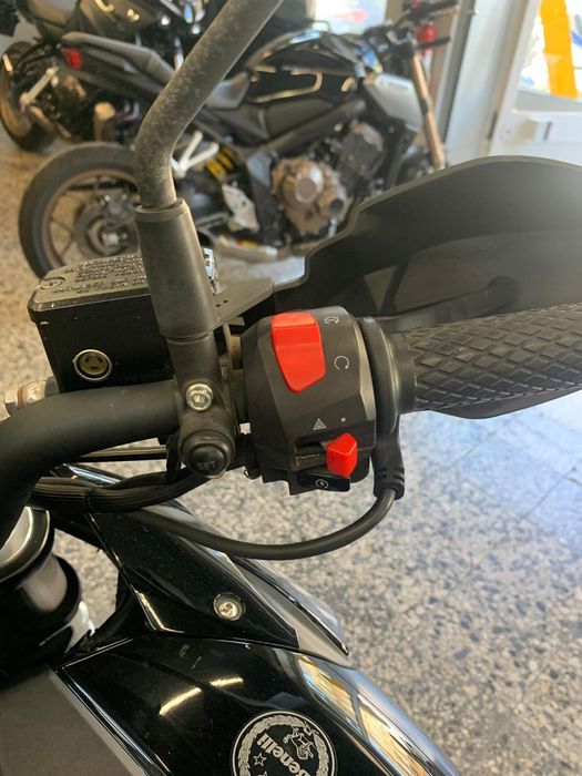 Benelli TRK 251 de 2021 com Top case e Malas Laterais. 3357 Kms