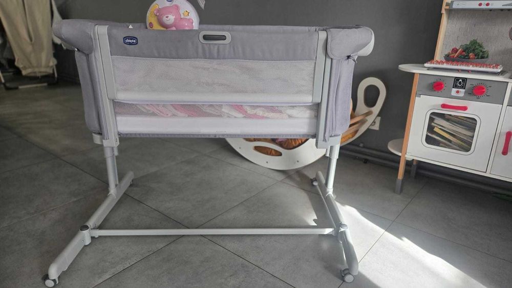 Chicco Next2me Magic Evo + Podgrzewacz do chusteczek Neno + dużo ubranek dla dziewczynki w rozmiarze 56, 62, 68 i 74. Większość nowych.