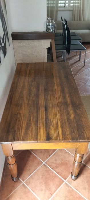 Secretária ou mesa de jantar.