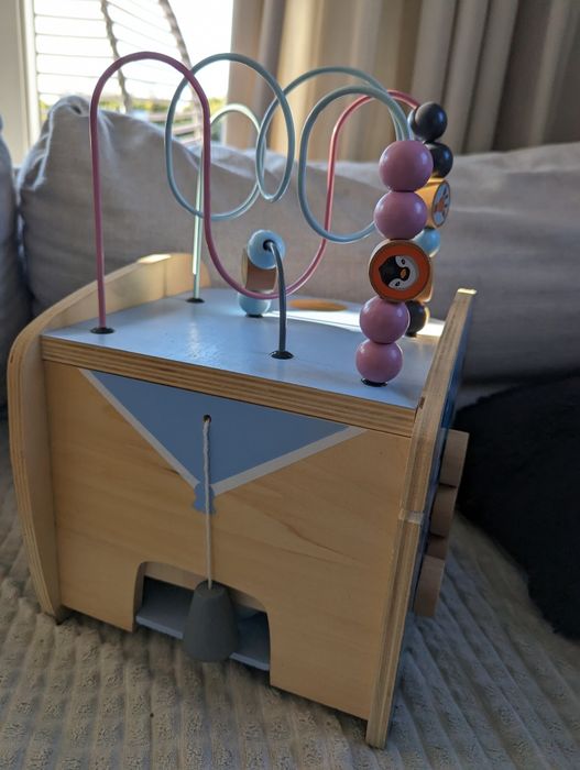 Drewniana zabawka edukacyjna, wielofunkcyjna.