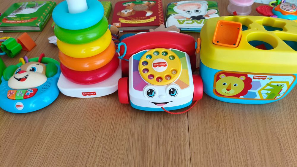 Lote de brinquedos e livros de bebé — Fisher-Price, Chicco e outros