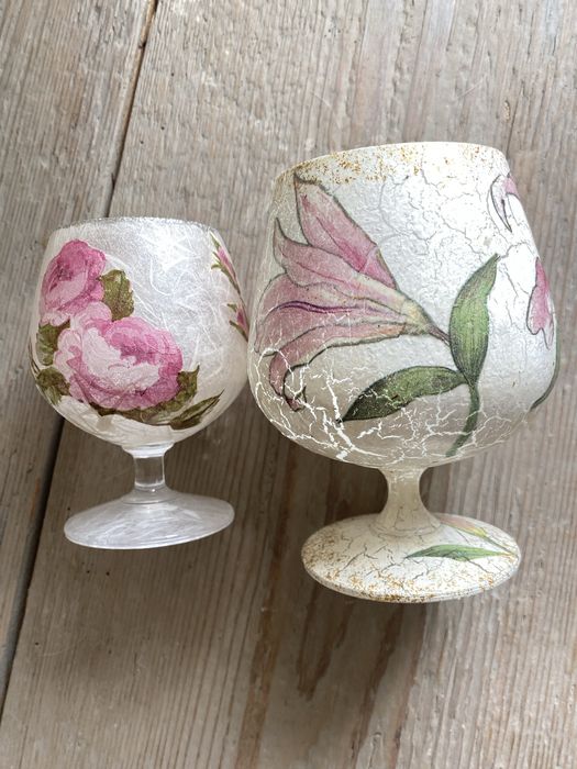 Dwa ozdobne kieliszki decoupage