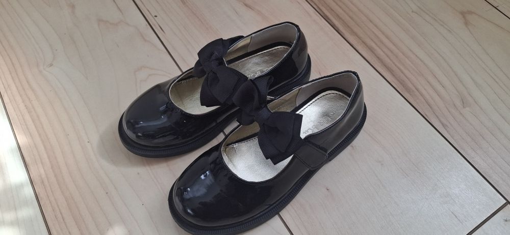 Stylowe buty na apel dla dziewczynki!
