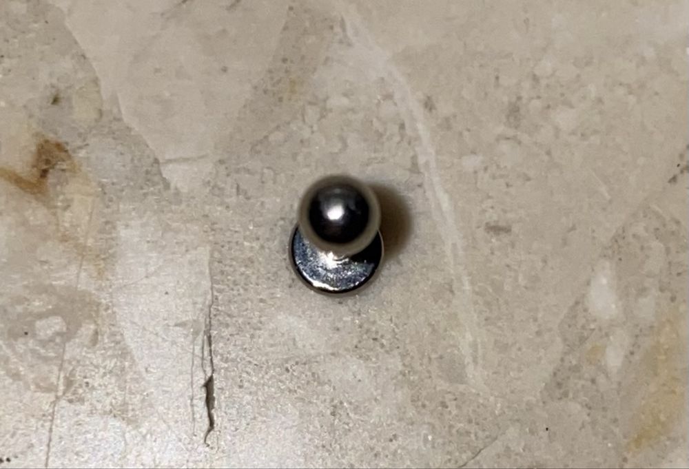 Labret kolczyk 8 mm unisex piercing 16G stal nierdzewna