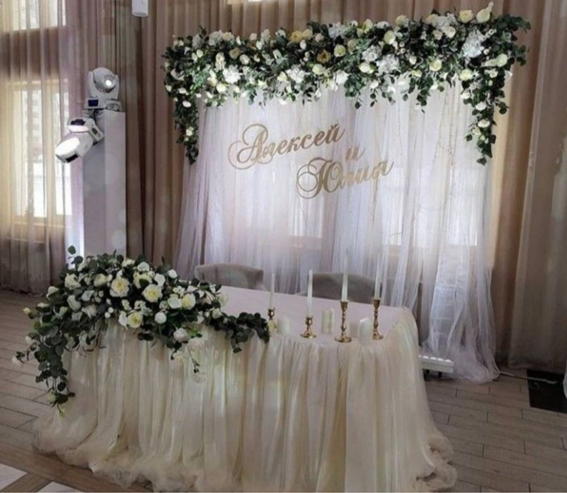 Декоративні квіти на арку для декору