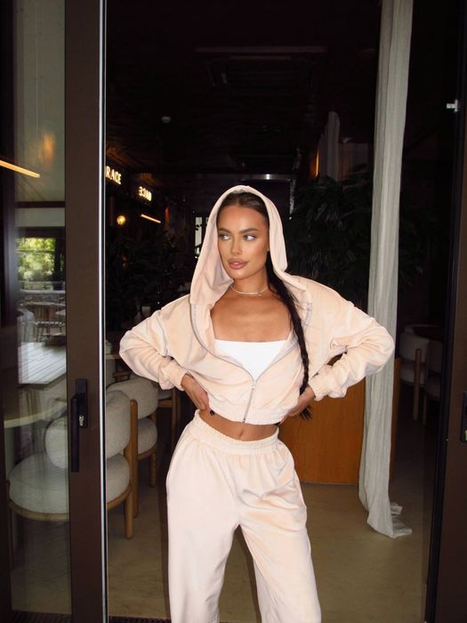 Жіночий спортивний костюм