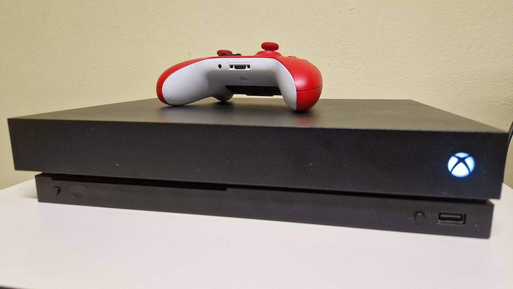 Konsola Xbox One X 1TB  4K + 2 pady + FC26/Forza 5