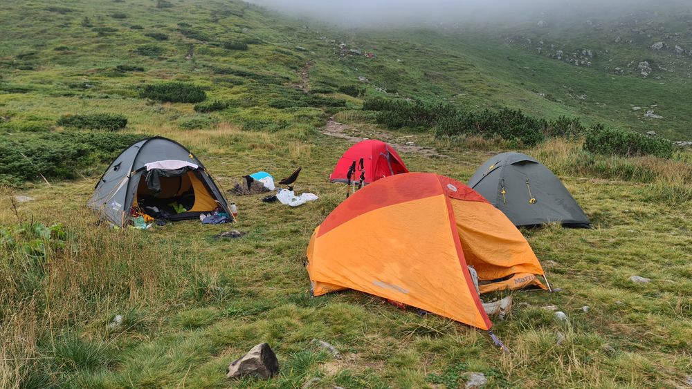Оренда прокат трекінгові палки спальники палатки намети взуття рюкзаки