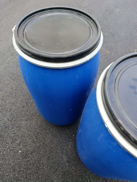 Barricas usadas de plástico