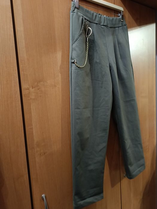 Spodnie khaki z łańcuszkiem