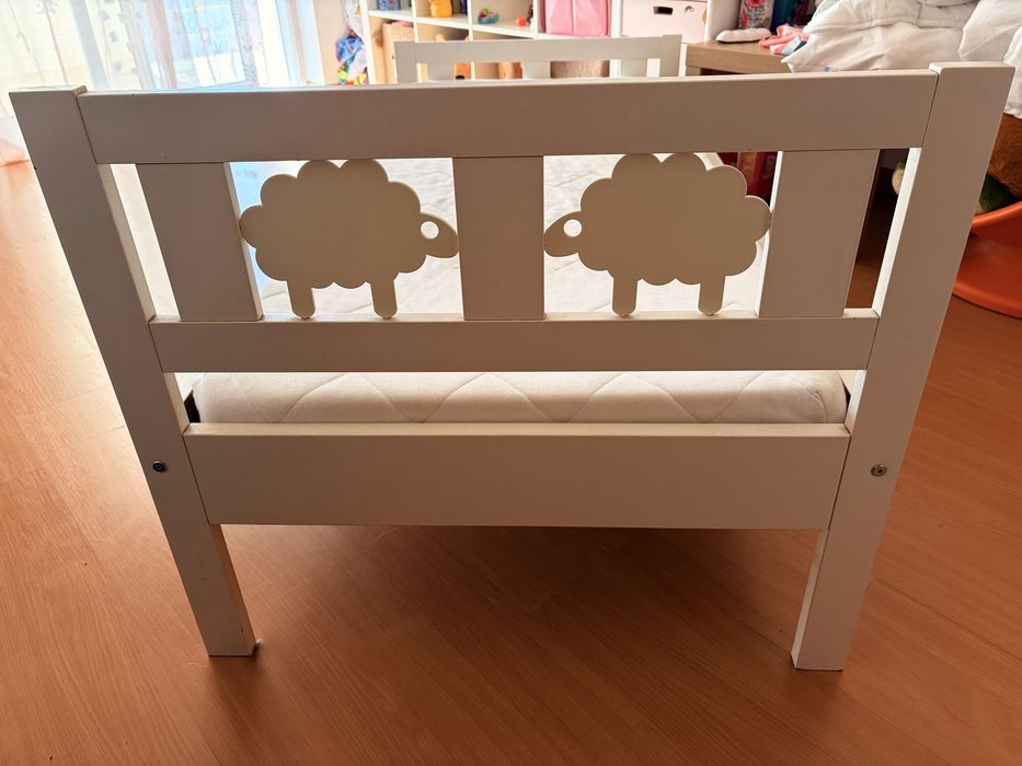 Cama Kriter Ikea com estrado e colchao e barra de seguranca