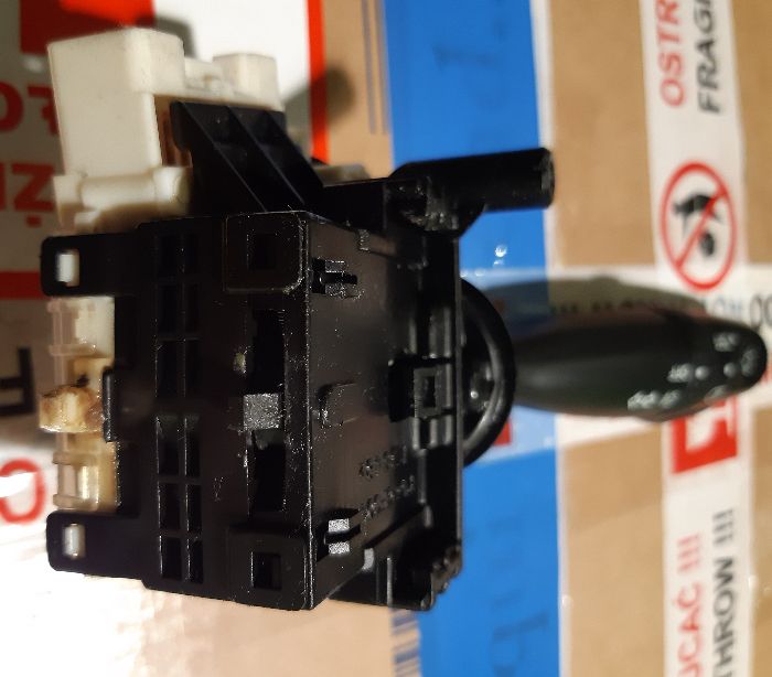 Włącznik świateł i kierunkowskazów Toyota Corolla E12. 60 tys km.