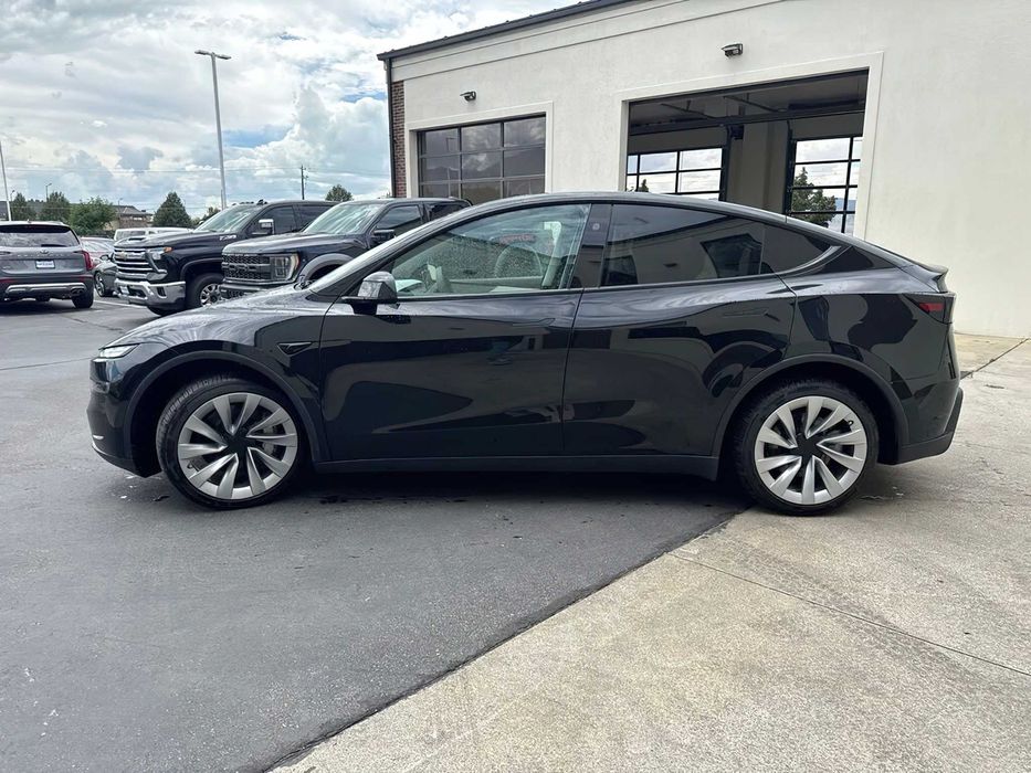 Tesla Model Y      2026