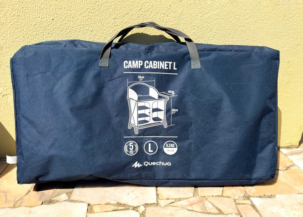 Tenda familiar com bancada de cozinha e frigorífico
