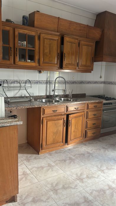 Arrenda-se 1 quarto a 1 menina em Sequeira, Braga, a 15 min da Universidade (de carro).  1 paragem de autocarro a 3 min. 250€ com despesas incluídas.