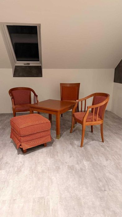 Stoliki kawowe drewniane – 10 sztuk, stan bardzo dobry!