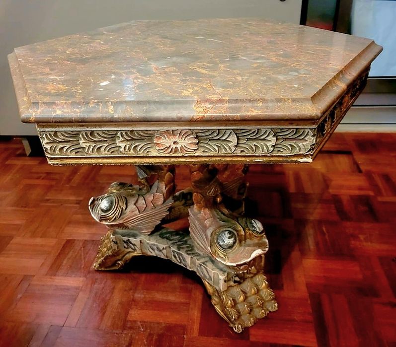 Mesa de apoio em madeira talhada