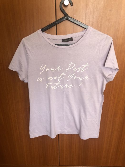 T-shirt lilás.