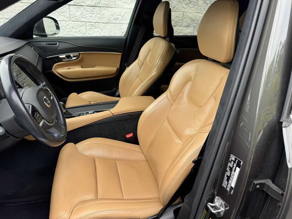 Volvo XC90 B5      2022