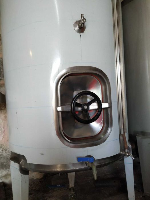 Cubas para vinho, uma de 500 litros e outra de 750 litros /Garrafeira.