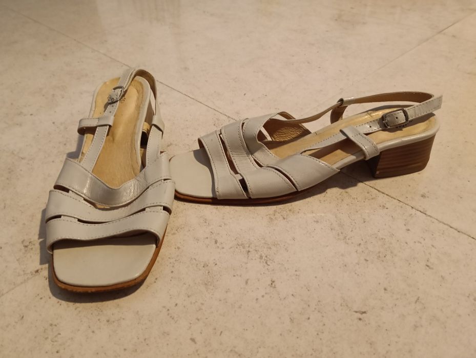 Sapatos sandálias cremes beges em pele verdadeira