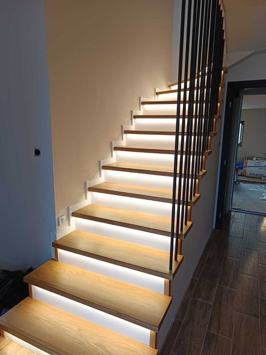 Schody drewniane, dębowe, jesionowe, z montażem