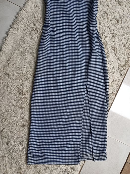 Sukienka MIDI z wycięciem na nodze