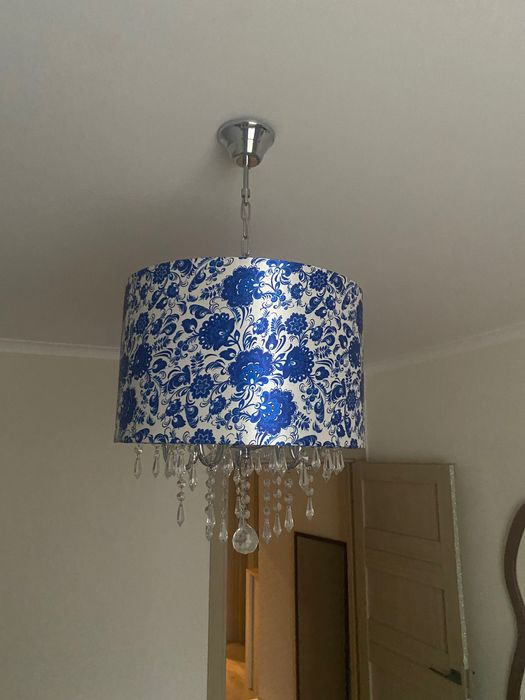 Люстра з абажуром у класичному стилі