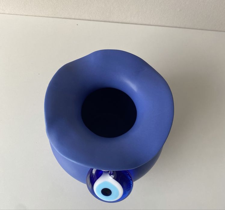 wazon w błękitnym kolorze z okiem proroka