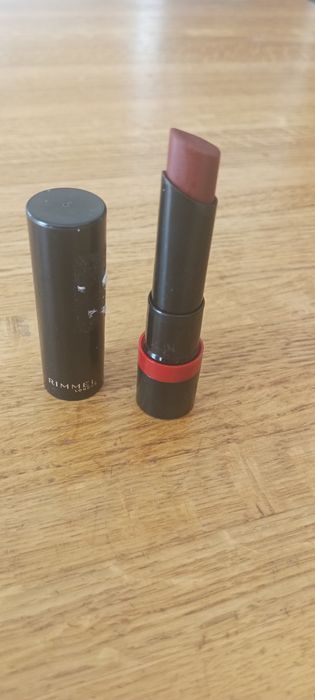 Nowa pomadka Rimmel nr 530 Hollywood Red