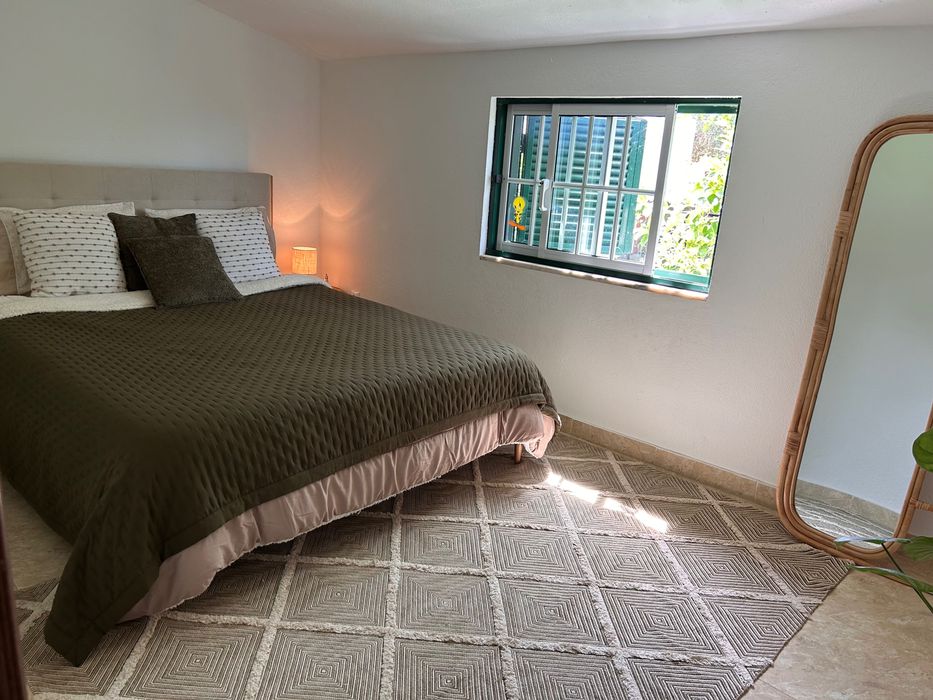 Vendo recheio quarto, cama, mesas cabeceiira, candeeiros, tapete, espelho