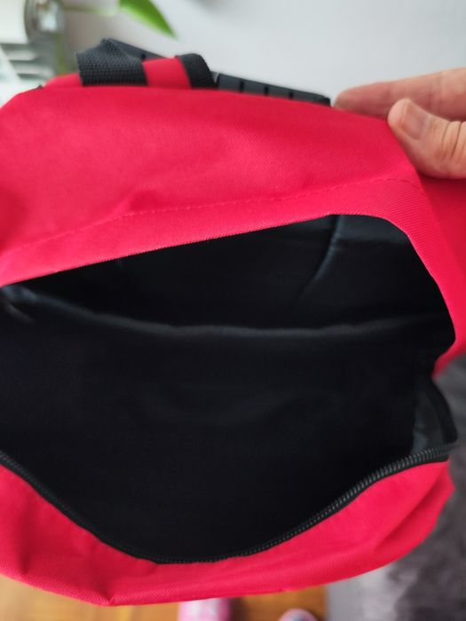 Mochila vermelha da Ambar NOVA