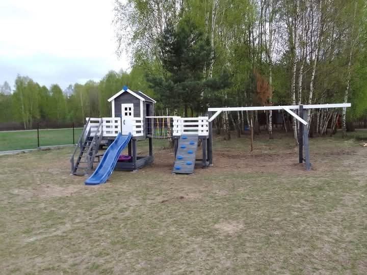 Drewniany domek dla dzieci, plac zabaw z drewna